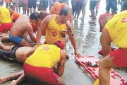 Socorristas reanimando a las víctimas tras la caída del rayo en Praia Grande (Brasil).-Foto: EL HORIZONTE