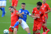 Mateu protege el balón, ayer, durante el partido entre el Numancia y el Real Oviedo. LaLiga.