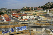 El antiguo paso a nivel conocido como Los Tres Pasos corta con una valla el camino de la Miranda.-BRÁGIMO