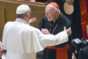 El Papa saluda a McCarrick, en el 2015.-JOHNATHAN NEWTON