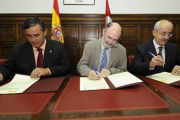 Pardo, Casas y Tejero durante la firma del acuerdo. / ÚRSULA SIERRA-