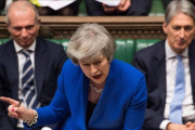 May, durante el debate sobre la moción de censura celebrado contra ella en el Parlamento británico, en la Cámara de los Comunes, este miércoles.-AFP / MARK DUFFY