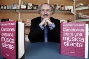 El poeta Antonio Colinas presenta en la Feria del Libro de Salamanca su último libro, 'Canciones para una música silente'.-ICAL