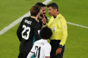 El árbitro brasileño  Sandro Ricci hablando con jugadores del Madrid-AMR ABDALLAH DALSH (REUTERS)