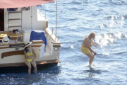 Rodrigo Rato, dándose un chapuzón en aguas mallorquinas, ante la atenta mirada de su novia, Alicia González.-GTRES