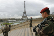 Soldados franceses patrullan por los alrededores de la Torre Eiffel.-REUTERS / PHILIPPE WOJAZER