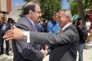 De Miguel golpea amistosamente a Herrera en el reencuentro.-VALENTÍN GUISANDE