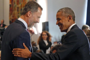 El Rey saluda al presidente de EEUU, Barack Obama, este martes.-EFE