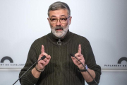 El diputado de la CUP Carles Riera, en una rueda de prensa en el Parlament.-FERRAN SENDRA