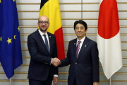 El primer ministro japonés, Shinzo Abe, recibe a su homólogo belga, Charles Michel.-Foto: YUYA SHINO / POOL / EFE