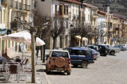 Una de las calles principales de la localidad de San Pedro Manrique. / VALENTÍN GUISANDE-