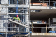 Operarios en un bloque de pisos en construcción en Terrassa.-FERRAN NADEU