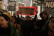 Manifestantes contrarios a los polémicos oleoductos Keystone XL y Dakota Access protestan contra las órdenes de Trump de reanudar su construcción, en Nueva York, el 24 de enero.-AFP / JASON SZENES