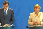 Rajoy y Merkel, durante la rueda de prensa conjunta de este martes.-
