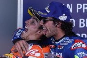 Àlex Rins,a  la derecha, bromea, en el GP de Jerez de este año, con Marc Márquez.-ALEJANDRO CERESUELA