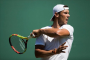 Rafa Nadal durante un entrenamiento en el All England Club de Londres-/ PETER KLAUNZER