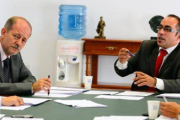 El interventor municipal junto a Luis Rey. / ÁLVARO MARTÍNEZ-
