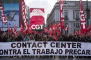 Manifestación de trabajadores de atención telefónica en Madrid.-EFE / LUCA PIERGIOVANNI