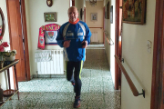 Jesús del Río, Macari, en su maratoniana jornada de atletismo del lunes en el pasillo de su casa. CEDIDA
