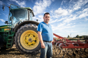 Jesús García junto a su tractor.-GONZALO MONTESEGURO