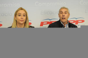 Los concejales del grupo popular María José Fuentes y Alberto Rodríguez. / ÚRSULA SIERRA-