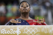 Simone Biles, durante un ejercicio en la barra en los Juegos de Río.-REUTERS / DAMIR SAGOLJ