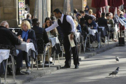 Camarero sirviendo en la plaza Real de Barcelona.-DANNY CAMINAL