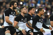 Los All Blacks con su tradicional ritual, en París.-AFP / FRANCK FIFE