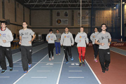 Varios atletas durante un entrenameinto en el Caep Soria. / VALENTÍN GUISANDE-