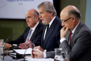 El portavoz del Gobierno, Íñigo Méndez de Vigo (centro), junto a los ministros de Economía, Luis de Guindos, y de Hacienda, Cristóbal Montoro, durante la rueda de prensa posterior a la reunión del Consejo de Ministros.-CHEMA MOYA (EFE)