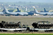 Aviones y tanques estadounidenses en la base militar de Incirlik, en Turquía.-EPA / BASRI BAS