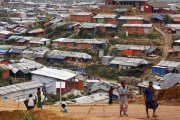 Refugiados rohingya caminan en el campo de Kutubpalang, en Bangladesh.-EPA MONIRUL ALAM (EFE)