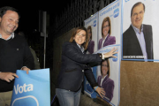 Mari Mar Angulo, candidata del PP al Ayuntamiento de Soria, pega su cartel en el inicio de la campaña ayer en Soria. / VALENTÍN GUISANDE-