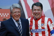 González, con la camiseta del Atlético, junto a Cerezo.-ARCHIVO / EFE / J. MARTÍN