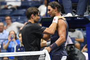 David Ferrer y Rafael Nadal se saludan, emocionados, tras la retirada del primero en Nueva York. /-AFP / DON EMMERT