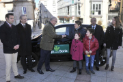 Domingo Barca entrega las llaves de su nuevo coche a Sonia Martín.-VALENTÍN GUISANDE