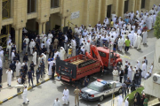 Fuerzas de seguridad rodean la mezquita de Al Iman al Sadik tras un atentado en Kuwait hoy.-Foto: EFE