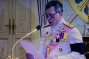 Captura de vídeo del momento en que Vajiralongkorn responde a la invitación para ascender al trono, pronunciada por el presidente de la Asamblea Legislativa, en Bangkok, este jueves.-AP