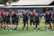 El seleccionador chileno, Reinaldo Rueda, habla con sus jugadores, este miércoles, en el entrenamiento.uan Pinto Durán, en Santiago (Chile).-EFE / ELVIS GONZÁLEZ