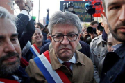 Jean-Luc Mélenchon, arropado por seguidores a su llegada al tribunal.-EFE (YOAN VALAT)