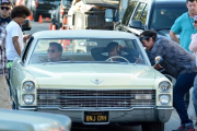 Tarantino se asoma a la ventanilla del conductor para das instrucciones a Brad Pitt (al volante) y Leonardo DiCaprio, en el rodaje de Once upon a time in Hollywood. /-GTRES