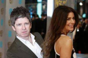 Noel Gallagher y su esposa, Sara MacDonald, en la gala de los BAFTA, en Londres, el pasado mes de febrero.-Foto: JUSTIN TALLIS / AFP