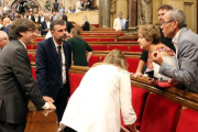 Joan Coscubiela expresa sus quejas al president Carles Puigdemont en el hemiciclo del Parlament.-ACN