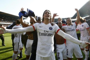 Edinson Cavani (en primer término) y el resto de jugadores del PSG celebran el título de Liga conquistado tras golear al Troyes (0-9).-EFE / YOAN VALAT