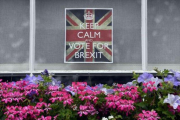 Cartel por el 'brexit' en una ventana de Chelsea (Londres).-REUTERS / TOBY MELVILLE