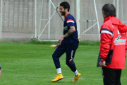 Cicinho, que continuaría como atacante por la derecha, en el entrenamiento de ayer bajo la atenta mirada de Anquela.-Álvaro Martínez