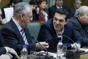 Tsipras (segundo por la derecha) habla con el viceprimer ministro, Yannis Dragasakis, en la primera reunión del Consejo de Ministros, este miércoles en Atenas.-Foto: AP / PETROS GIANNAKOURIS