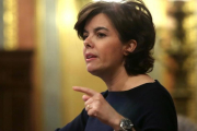 La vicepresidenta del Gobierno, Soraya Sáenz de Santamaría, en la tribuna del Congreso, este martes.-DAVID CASTRO