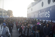 Refugiados esperan para subir a un ferri en la isla de Lesbos, en Grecia, este viernes.-AP / MARKO DROBNJAKOVIC