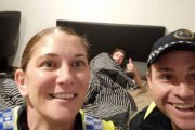 Los agentes que llevaron al joven Reece a casa se hicieron un selfi con él.-FACEBOOK / TASMANIA POLICE